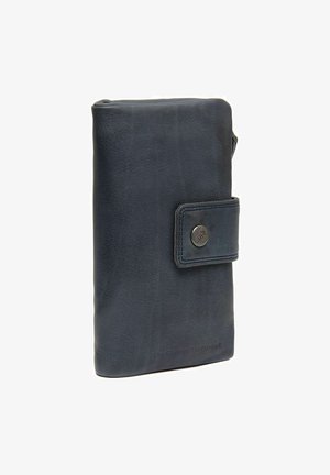 Marineblaue Lederbörse mit strukturiertem Finish, ausgestattet mit einem Druckverschluss und eingraviertem Markennamen an der Unterseite. Kompakte rechteckige Form.
