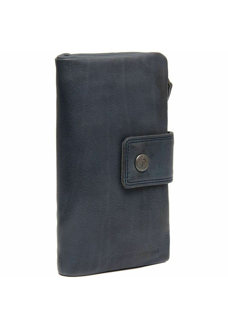 Marine leren portemonnee met een textuurafwerking, voorzien van een drukknoopsluiting en een geperst merknamen onderaan. Compact rechthoekig van vorm.