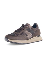 Bruine suede en synthetische sneaker met stoffen accenten, ronde neus, dikke beige zool en donkere veters. Bevat metallic detail op de hiel.
