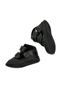 Czarne wysokie buty z zielonym przeszyciem. Wykonane z zamszu i gumy, wyposażone w paski na rzepy oraz teksturowaną podeszwę zapewniającą przyczepność.