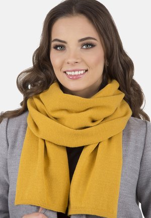 Sciarpa gialla lavorata a maglia avvolta attorno al collo, realizzata in materiale morbido. Presenta una texture liscia e un design rettangolare semplice.