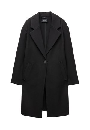 Čierny dlhý kabát s jedným gombíkom, širokými klopami a dvoma bočnými vreckami, vystavený na bielom pozadí.