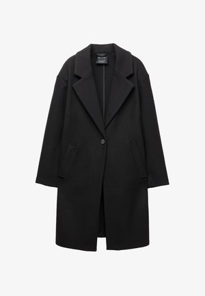 Cappotto lungo nero a un bottone con ampi revers e due tasche laterali, presentato su uno sfondo bianco.