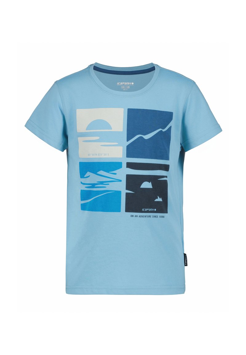 Camiseta de algodón azul claro con mangas cortas, que presenta un gráfico en diferentes tonos de azul y crema que representa paisajes y olas.