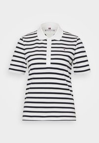 Polo bianca con righe orizzontali blu navy, maniche corte, colletto e tre bottoni. Presenta un piccolo logo sul petto sinistro.