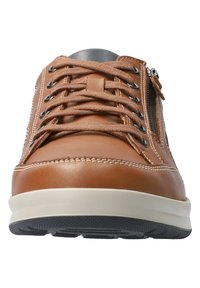 Baskets en cuir marron avec une finition lisse, bout rond, œillets en métal et fermeture éclair sur le côté. Semelle intermédiaire blanche et semelle extérieure en caoutchouc noir texturé.