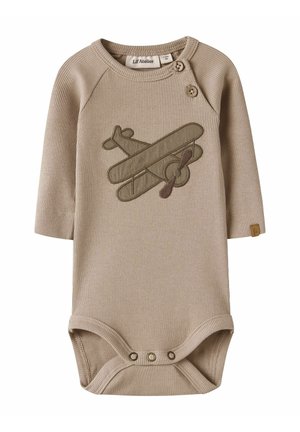 Body beige para bebé con mangas largas acanaladas, botones a presión en el hombro y la parte inferior, con un diseño bordado de un avión vintage en el pecho.