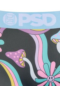 Kolorowa bielizna PSD na czarnym tle z wesołymi wzorami grzybów i kwiatów w pastelowych odcieniach różu, niebieskiego i żółtego.