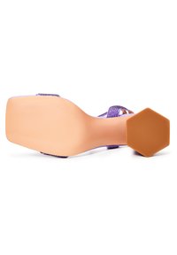 Fialová sandál na vysokém podpatku s hexagonální hnědou patou, se spletenými pásky a hladkou nahou podešví.