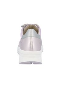 Helllila Sneaker mit metallic-silbernem Akzent an der Ferse, weißer gepolsterter Sohle und weichem Wildleder-Obermaterial.