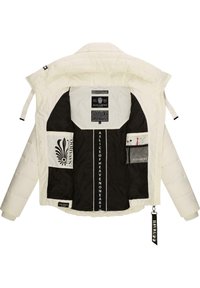 Giacca a vento bianca con design trapuntato. L'interno presenta tessuto nero con dettagli stampati e molteplici tasche. Chiusura a zip e etichetta con logo.