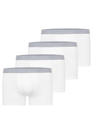 Cztery białe bokserki męskie z jasnoszarymi elastycznymi pasami w talii, ułożone w niejednolitą linię na białym tle.