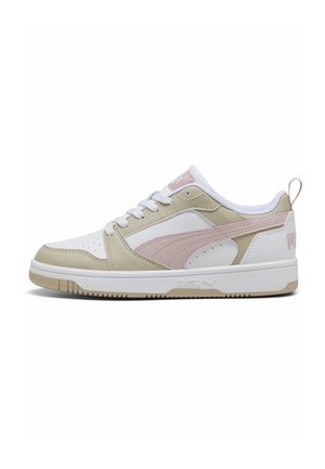Zapatillas Puma con una parte superior de piel blanca, beige y rosa claro, con perforaciones, cordones planos y una suela acolchada.