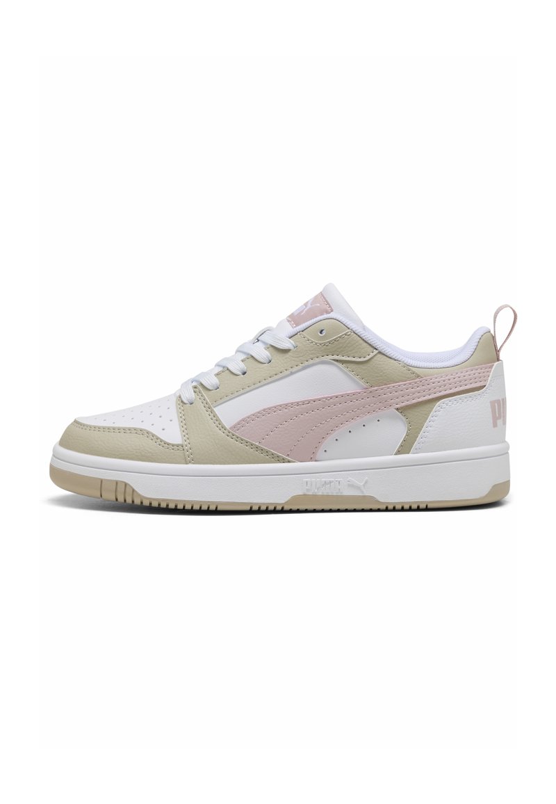 Baskets Puma avec un dessus en cuir blanc, beige et rose clair, présentant des perforations, des lacets plats et une semelle rembourrée.
