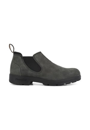 Botines de ante gris oscuro, tipo slip-on, que cuentan con paneles laterales elásticos y una suela de goma negra texturizada, además de una pestaña en el loop para facilitar su uso.