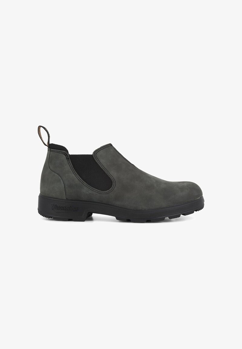 Mörkgrå slip-on ank stövlar i mocka, med elastiska sidopaneler och en strukturerad svart gummisula med en ögla för lätt påtagning.
