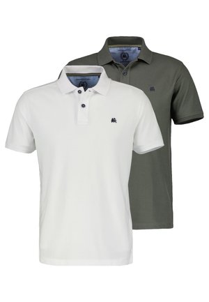 Dwa męskie koszulki polo z krótkim rękawem, jedna biała, a druga oliwkowozielona, każda z małym haftowanym logo na piersi i kołnierzami na guziki.