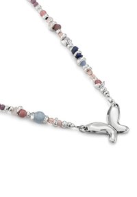 Collar con colgante de mariposa plateada y cuentas multicolores en rosa, púrpura, azul y plateado. Presenta metal suave y texturas variadas de las cuentas.