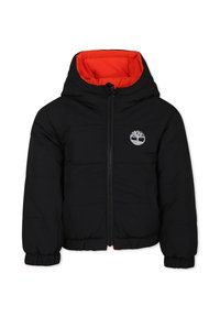 Veste noire matelassée avec capuche, doublée en orange, fermeture éclair, poignets à côtes et logo argenté sur la poitrine.