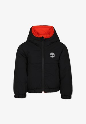 Giacca nera imbottita con cappucci, caratterizzata da un rivestimento arancione, chiusura con zip, polsini a coste e un logo argentato sul petto.