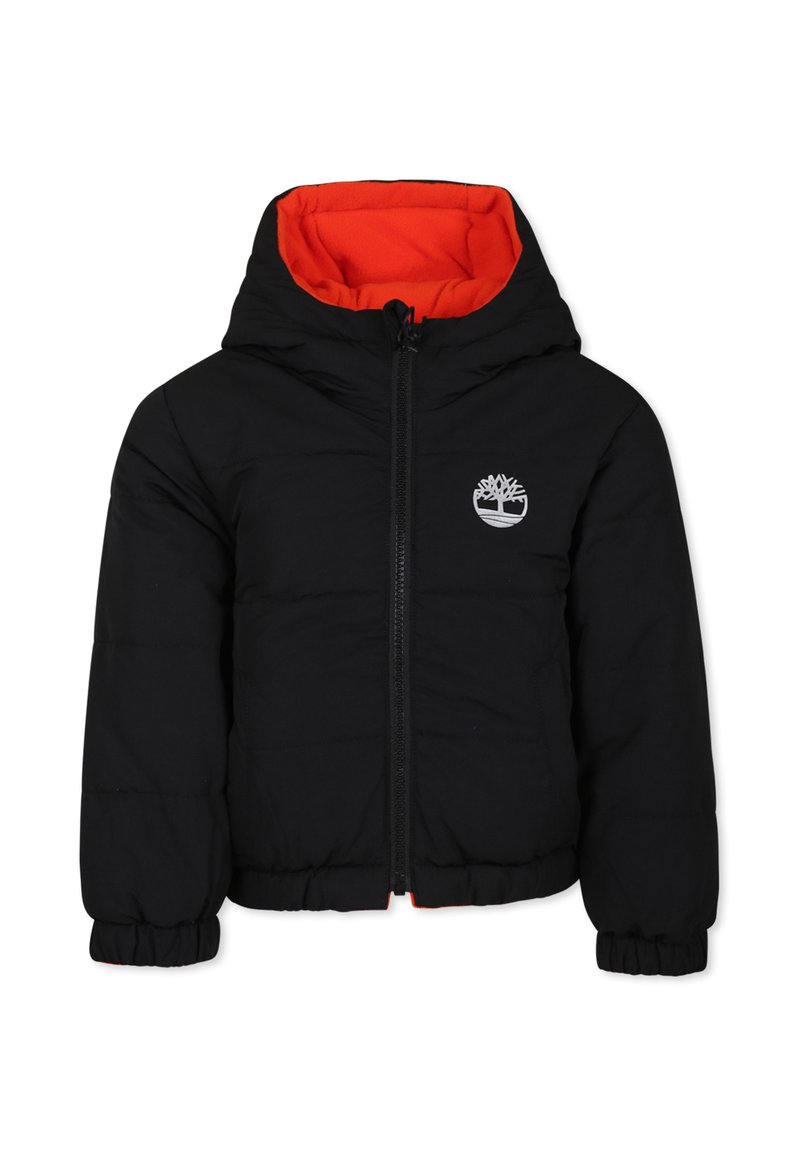 Veste noire matelassée avec capuche, doublée en orange, fermeture éclair, poignets à côtes et logo argenté sur la poitrine.