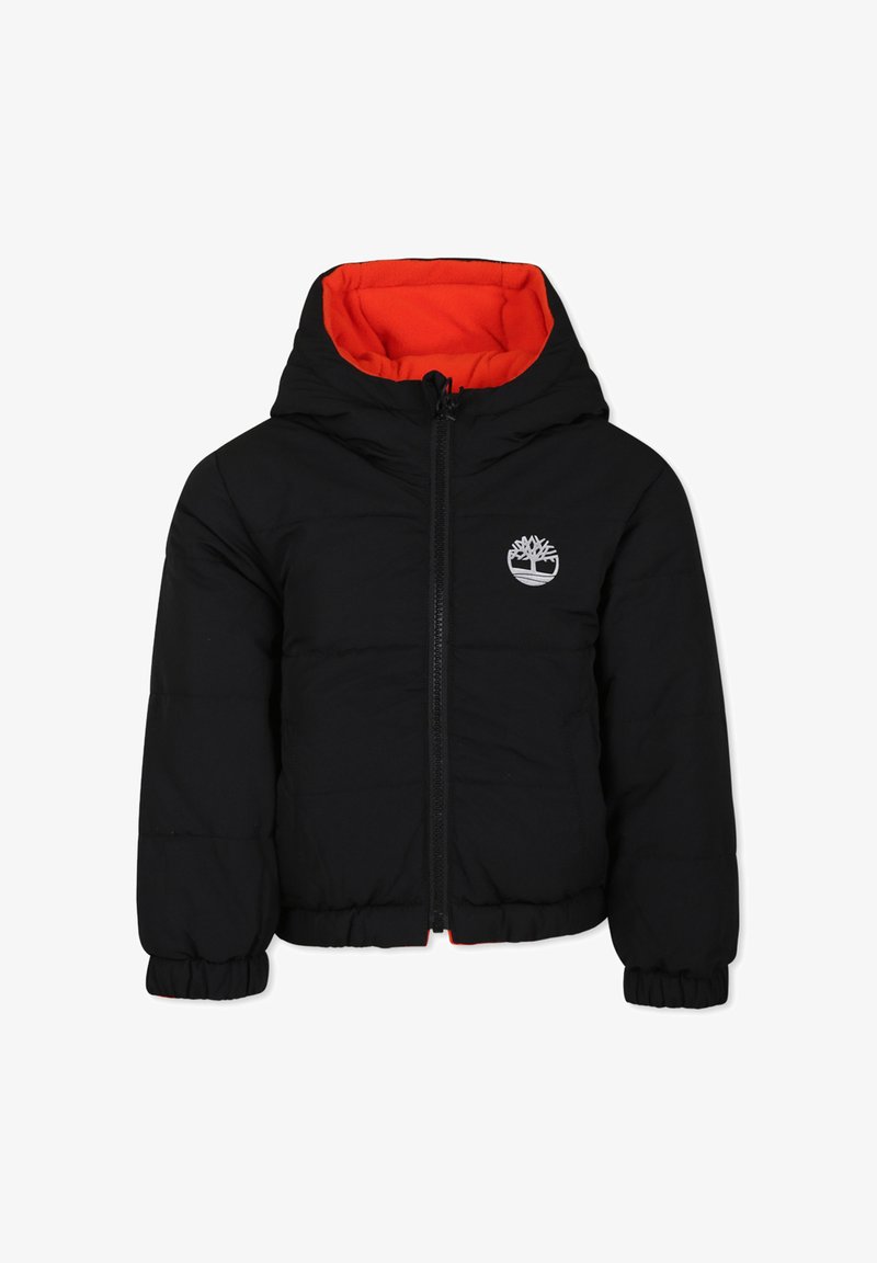 Giacca nera imbottita con cappucci, caratterizzata da un rivestimento arancione, chiusura con zip, polsini a coste e un logo argentato sul petto.