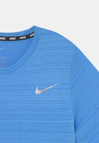Nike Performance MILER UNISEX - T-shirt desportiva - university blue