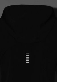 Sudadera negra con un cuello alto, que presenta una fila vertical de cinco franjas reflectantes en la parte delantera. Textura de tela suave, diseño minimalista.
