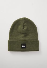 Olijfgroene gebreide beanie met een omgeslagen rand, voorzien van een zwart vierkant label met een wit logo aan de voorkant. Zachte textuur en een goede pasvorm.