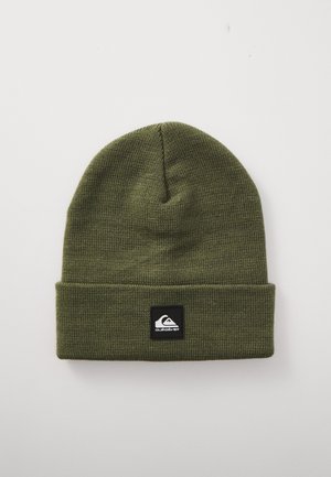 Bonnet en tricot vert olive avec un revers, décoré d'une étiquette carrée noire avec un logo blanc sur le devant. Texture douce et ajustement confortable.