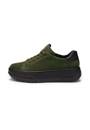 Grüne Wildleder-Sneaker mit einer schwarzen strukturierten Ferse, runden Schnürsenkeln, einer abgerundeten Zehenpartie und einer gerippten schwarzen Gummisohle.