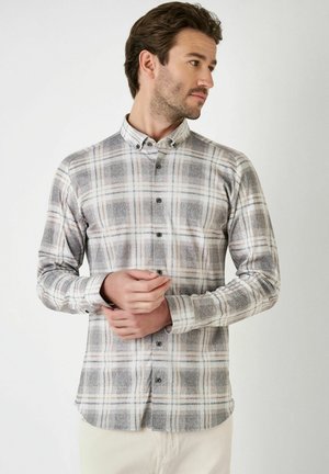 Hemd mit Knopfleiste in Hellgrau mit einem Karomuster in Creme, Braun und dunklerem Grau; weicher Stoff mit einem klassischen Kragen und langen Ärmeln.
