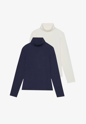 To turtlenecks: en marineblå og en off-white. Begge er lavet af et glat, strækbart stof med lange ærmer og en afslappet pasform.