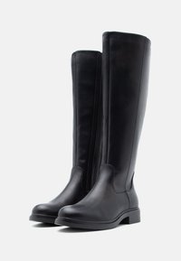 Μαύρες δερμάτινες μπότες έως το γόνατο με λεία επιφάνεια, στρογγυλή μύτη, πλαϊνό φερμουάρ και χαμηλό τετράγωνο τακούνι, που διαθέτουν διακριτές ραφές.