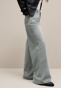 Next TALL FIT - Pernera ancha - grey stripe