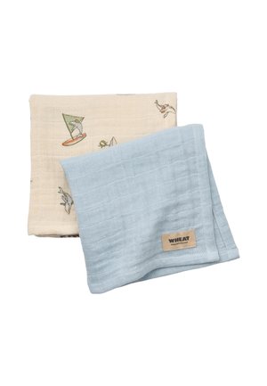 Zwei gefaltete Mulltücher, eines hellblau mit einem "Weizen"-Etikett, das andere beige mit kleinen bunten Tier- und Segelbootmotiven.