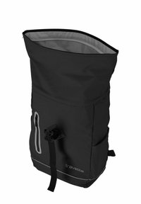 Mochila negra con parte superior enrollable y acentos grises, fabricada con material duradero. Cuenta con un bolsillo frontal y una correa ajustable para el cierre.