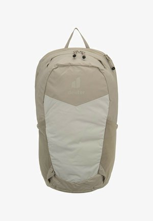 Beiger und hellgrauer Deuter-Rucksack mit oberem Reißverschluss, seitlichen Netzfächern und Tragegriffschlaufe.