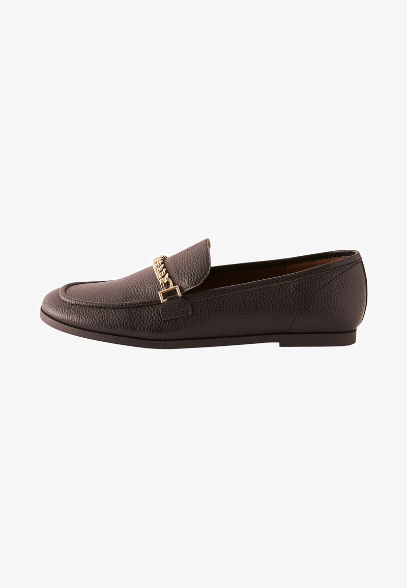 Pruunist nahast loafersid tekstureeritud viimistlusega, tasasel kand ja kuldne aheladetail üle vampi. Nii elegantne disain kui ka minimaalse õmblusega.