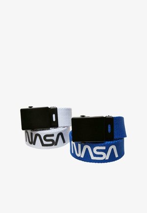Dva nastavljiva tkaninska pasova, en bel in en moder, vsak z črnim sponko in velikim belim napisom "NASA". Teksturiran, tkani dizajn.