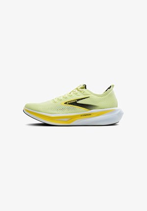 Chaussure de course jaune clair avec tige en mesh, accents noirs et une semelle intermédiaire blanche comprenant un détail jaune. Forme profilée pour la performance.