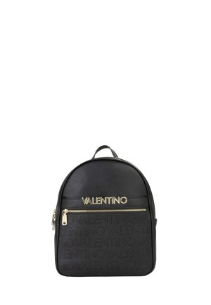 Sac à dos Valentino noir avec motif de logo embossé, fermeture éclair dorée et nom de la marque "VALENTINO" en or sur la poche avant.