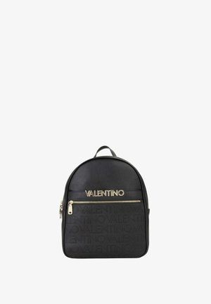 Sac à dos Valentino noir avec motif de logo embossé, fermeture éclair dorée et nom de la marque "VALENTINO" en or sur la poche avant.