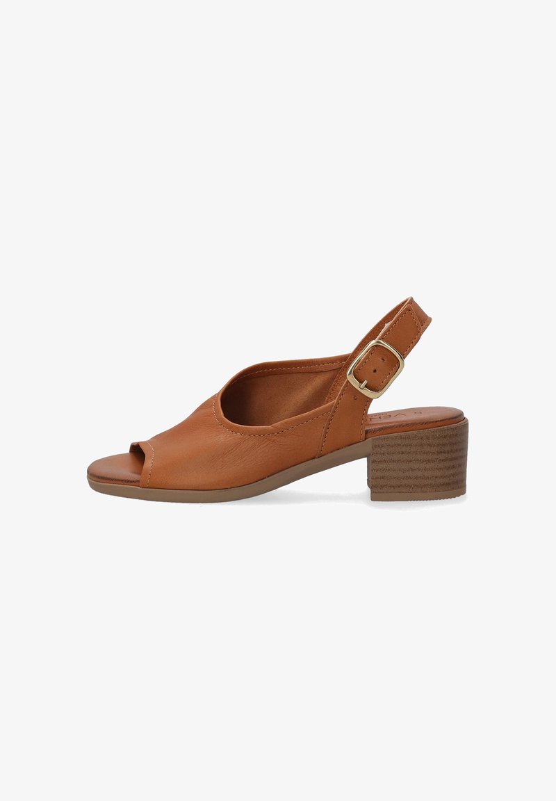 Bruine leren slingback sandaal met een open teen ontwerp en een robuuste, gestructureerde blokhak. Verstelbare gespriem aan de enkel.