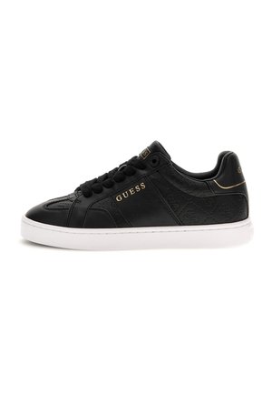 Zwarte Guess lage sneaker met zwarte veters, gouden logo-accenten, patroon op de zijkanten en een witte rubberen zool.