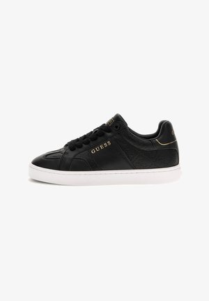 Zwarte Guess lage sneaker met zwarte veters, gouden logo-accenten, patroon op de zijkanten en een witte rubberen zool.