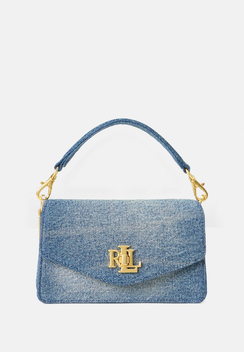Denimhandväska med en strukturerad form, ljusblå färg, guldfärgad hårdvara och en klaffstängning med en präglad logotyp på framsidan.