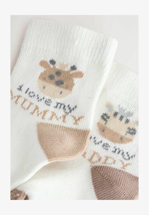 Ciorapi din bumbac albi cu accente maro. Prezintă desene cu girafe și textul "Îi iubesc pe Mami" și "Îi iubesc pe Tati." Textură moale.