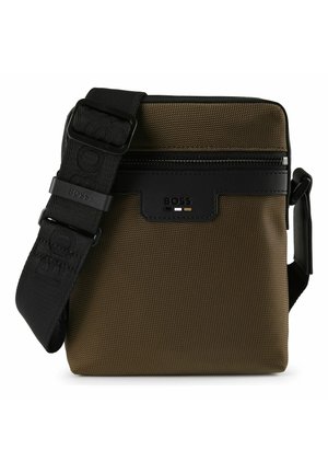 Borsa a tracolla compatta verde oliva con tracolla regolabile nera, tasca frontale con zip e logo BOSS su patch in pelle.