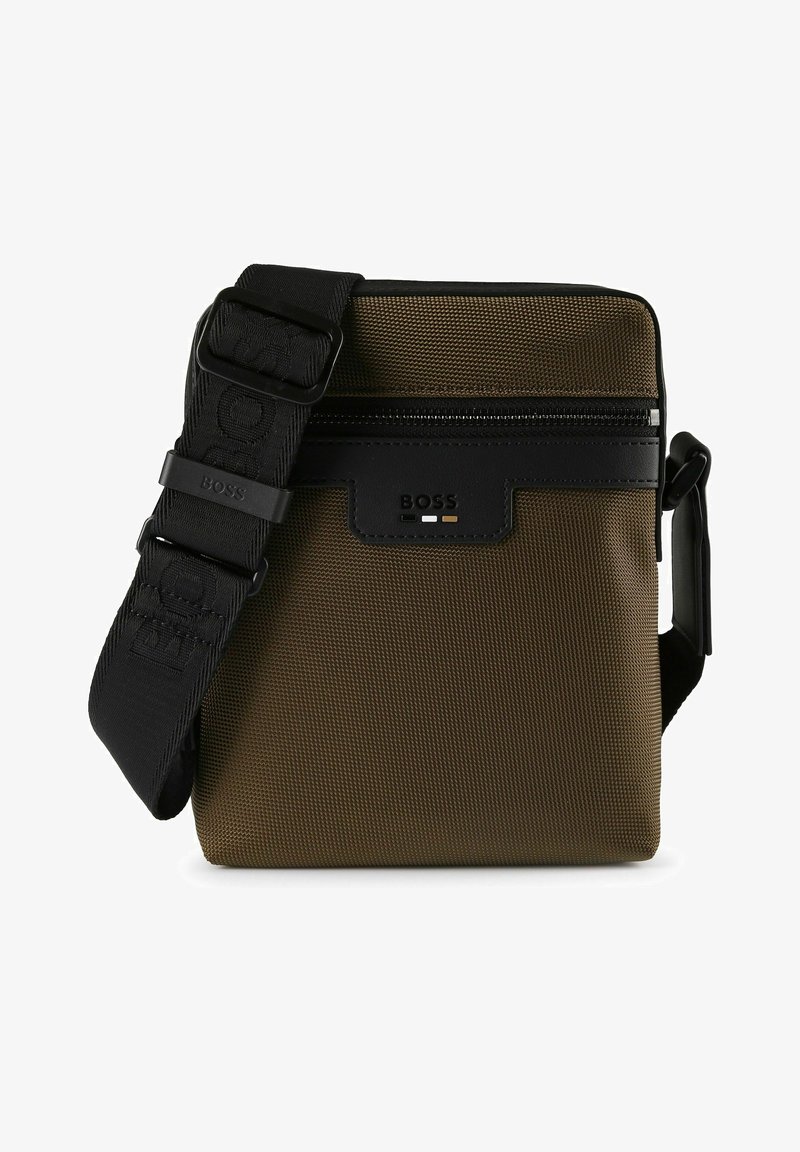 Petit sac bandoulière vert olive avec sangle noire réglable, poche avant zippée et logo BOSS sur une pièce en cuir.